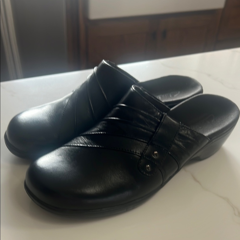 Clark women’s mule clogs. Size 6.5 wide